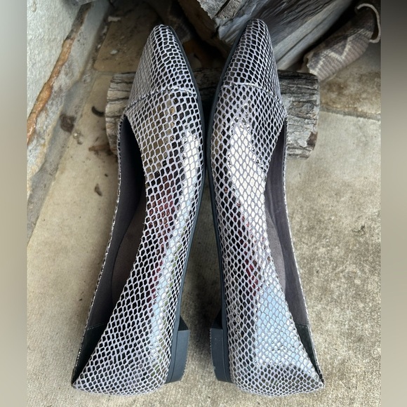 Vionic Silver Flats with Snakeskin Texture Sz-6. F - Picture 3 of 11